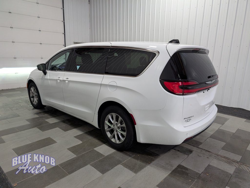 Used 2026 Chrysler Pacifica Limited Minivan/Van