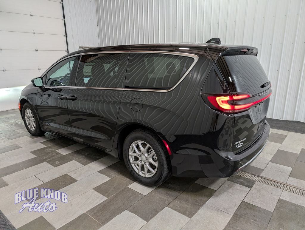 Used 2027 Chrysler Pacifica Select Minivan/Van