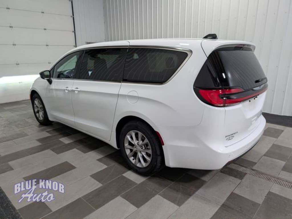 Used 2026 Chrysler Pacifica Limited Minivan/Van