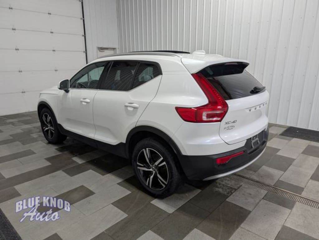 Used 2025 Volvo XC40 B5 Core SUV