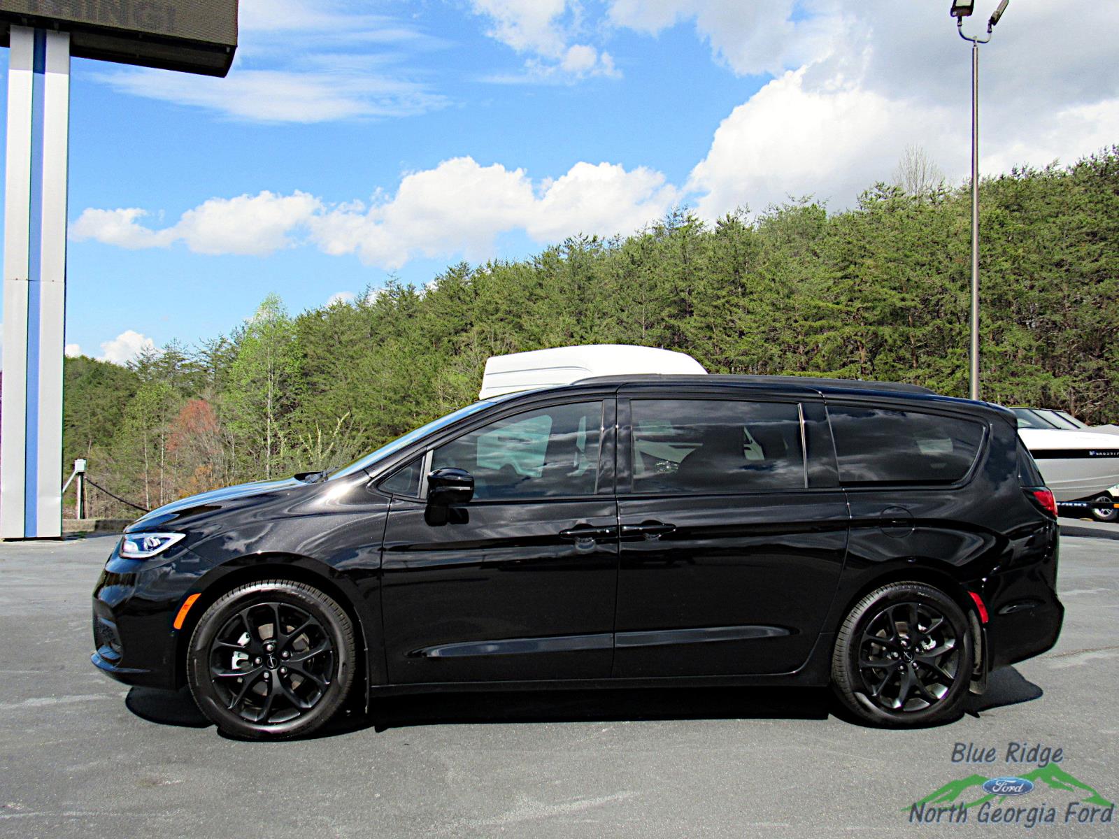 Used 2024 Chrysler Pacifica Touring L with VIN 2C4RC1BG1RR203397 for sale in Mineral Bluff, GA