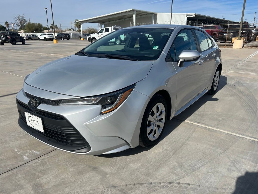 2024 Toyota Corolla LE's photo