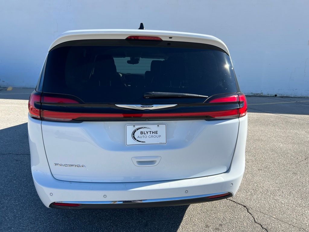 Used 2024 Chrysler Pacifica Touring L Minivan/Van