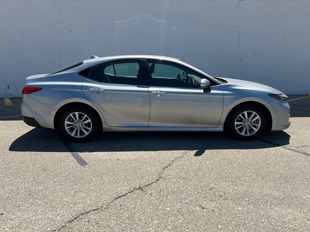 2025 Toyota Camry LE - Photo 7