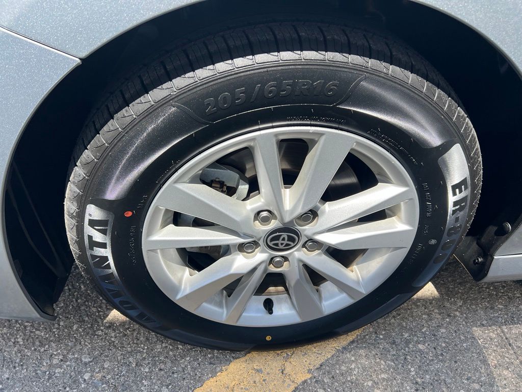 2025 Toyota Camry LE - Photo 29