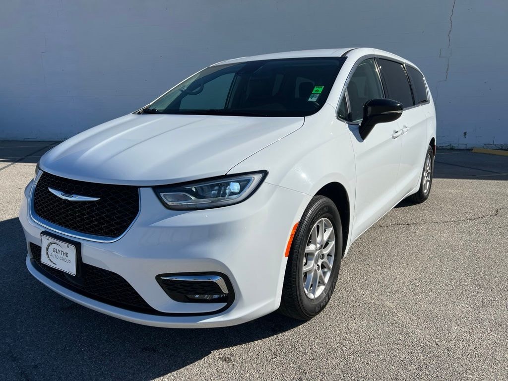 Used 2024 Chrysler Pacifica Touring L Minivan/Van