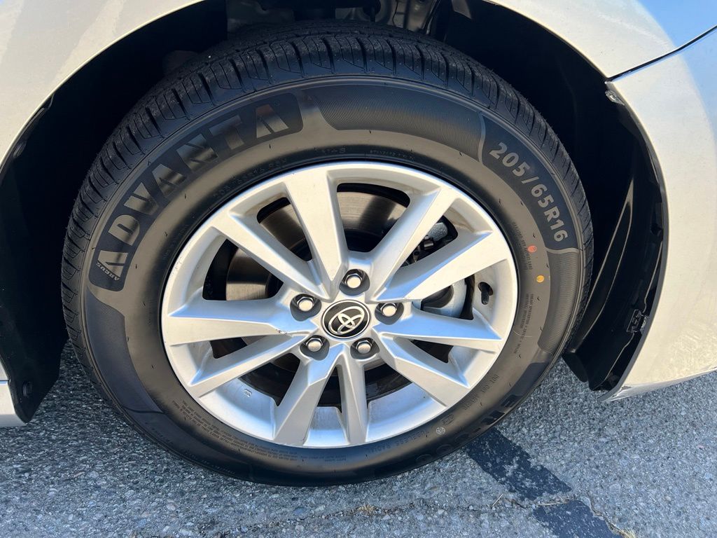 2025 Toyota Camry LE - Photo 26