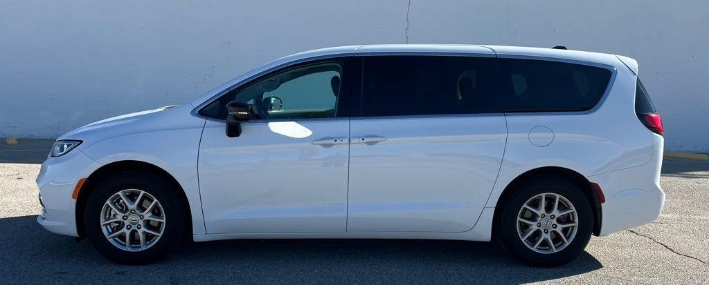 Used 2024 Chrysler Pacifica Touring L Minivan/Van