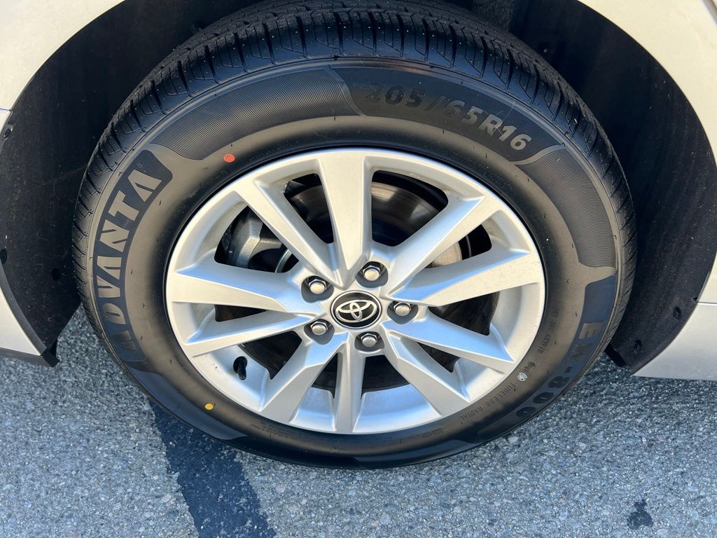 2025 Toyota Camry LE - Photo 27