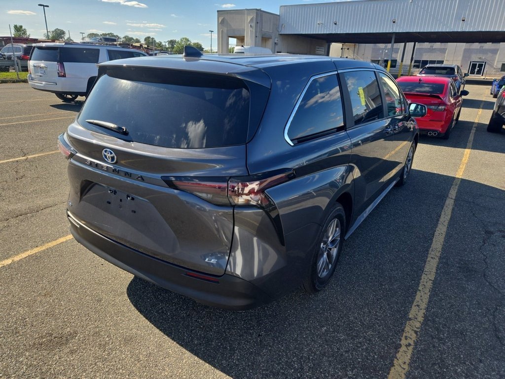 2025 Toyota Sienna LE photo 4
