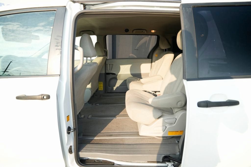 2011 Toyota Sienna Base - Photo 18