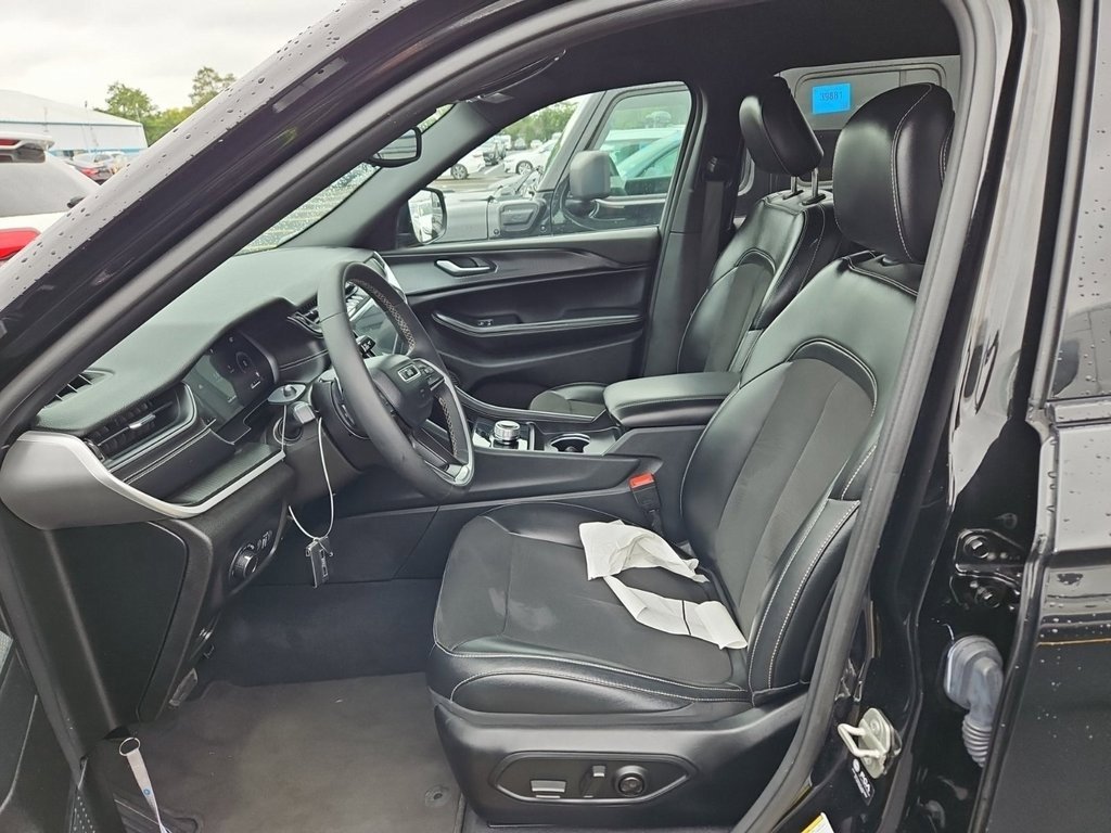 2023 Jeep Grand Cherokee Laredo Altitude photo 4