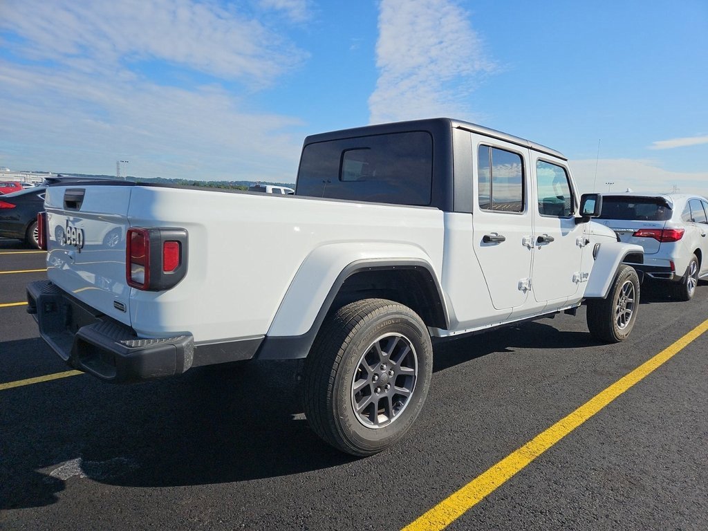 2023 Jeep Gladiator Overland photo 2