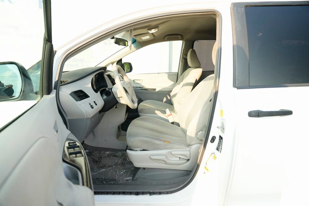2011 Toyota Sienna Base - Photo 17