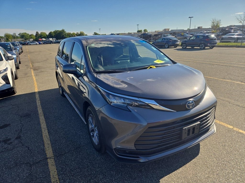 2025 Toyota Sienna LE photo 2