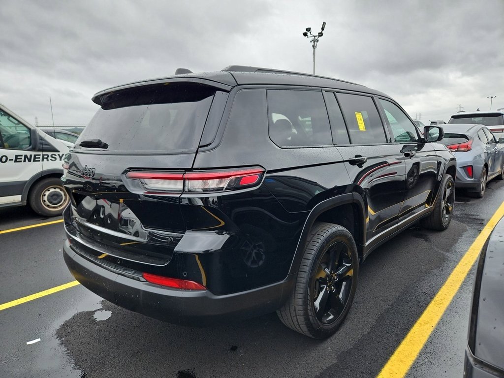 2023 Jeep Grand Cherokee Laredo Altitude photo 3