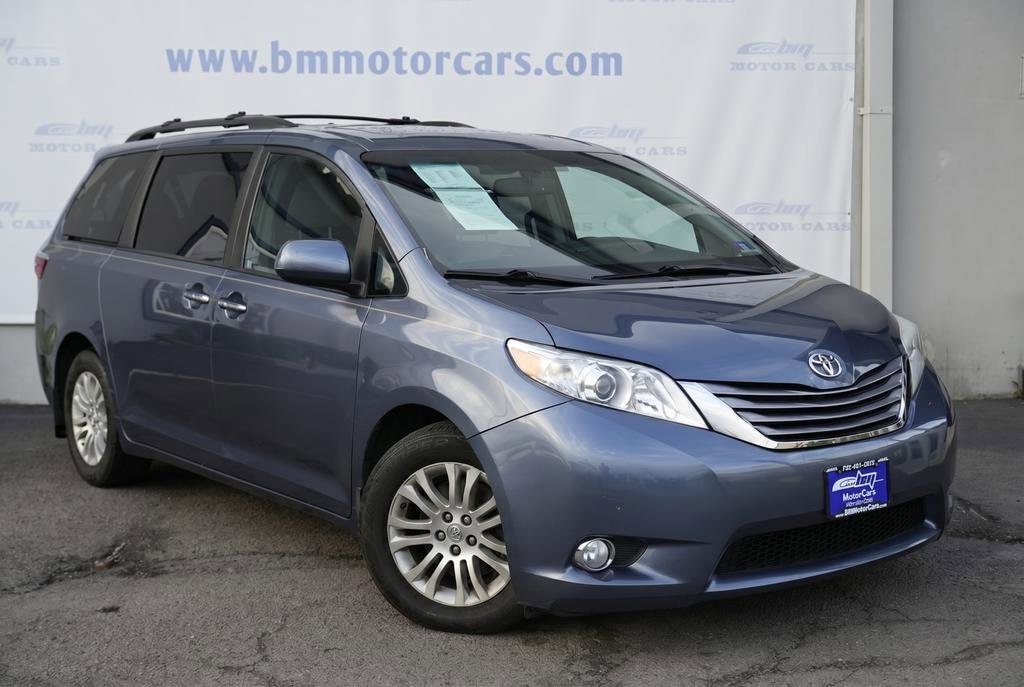 2017 Toyota Sienna XLE V6 7-Passenger Access Seat's photo