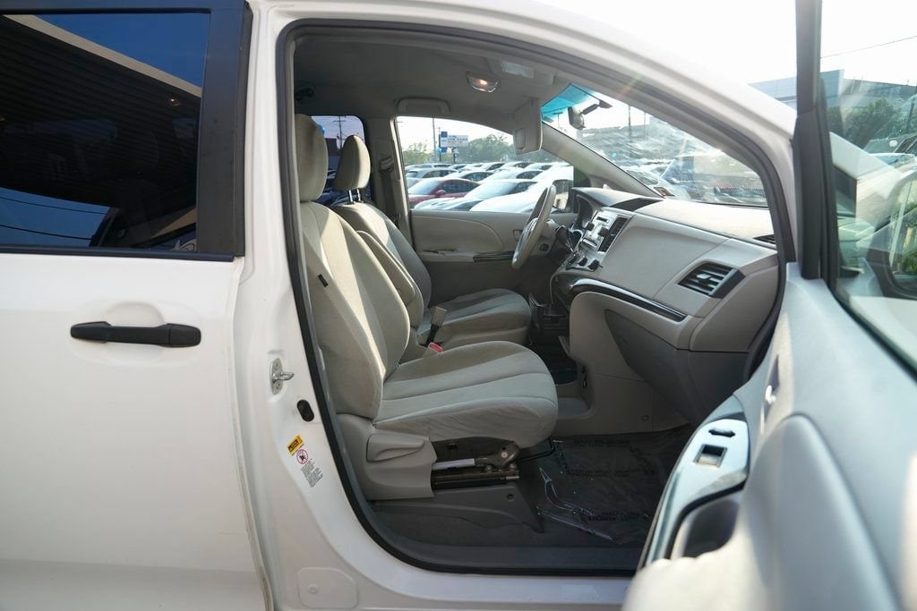2011 Toyota Sienna Base - Photo 19