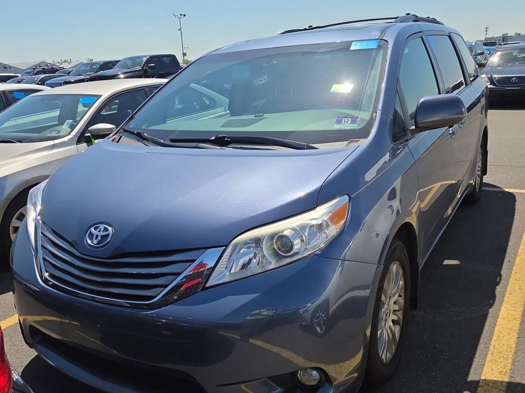 2017 Toyota Sienna XLE V6 7-Passenger Access Seat's photo