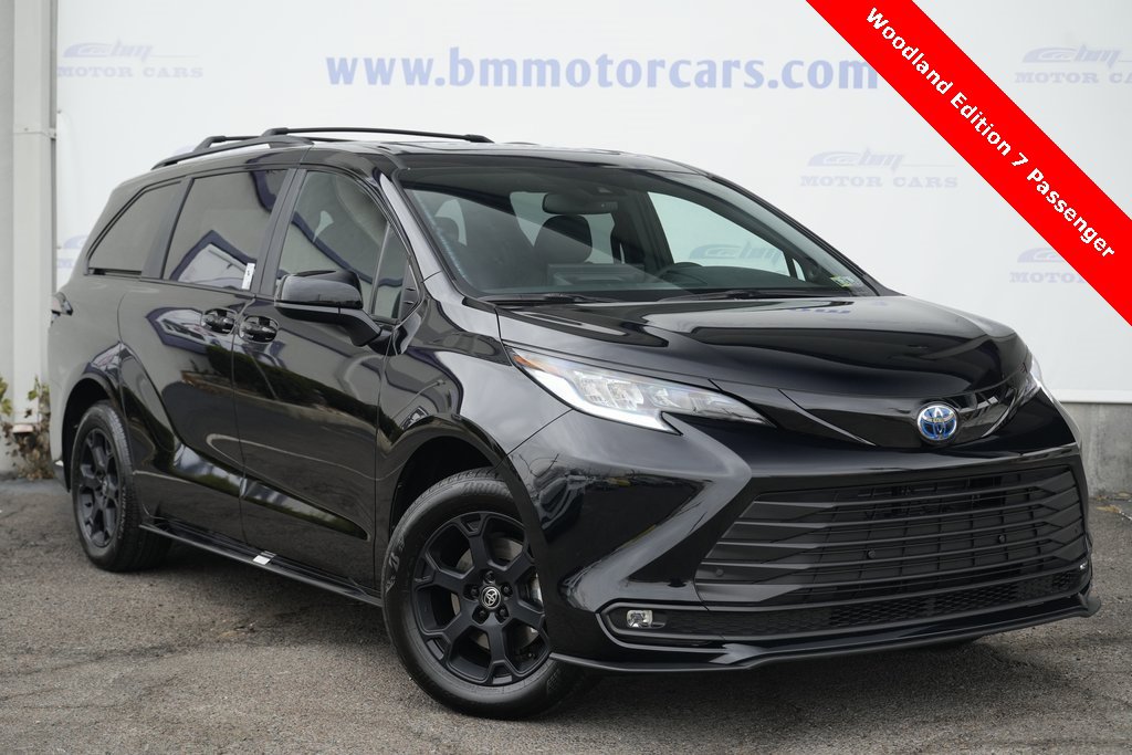 2025 Toyota Sienna Woodland Edition's photo