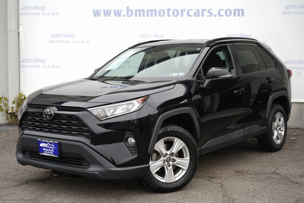 2021 Toyota RAV4 XLE photo 2