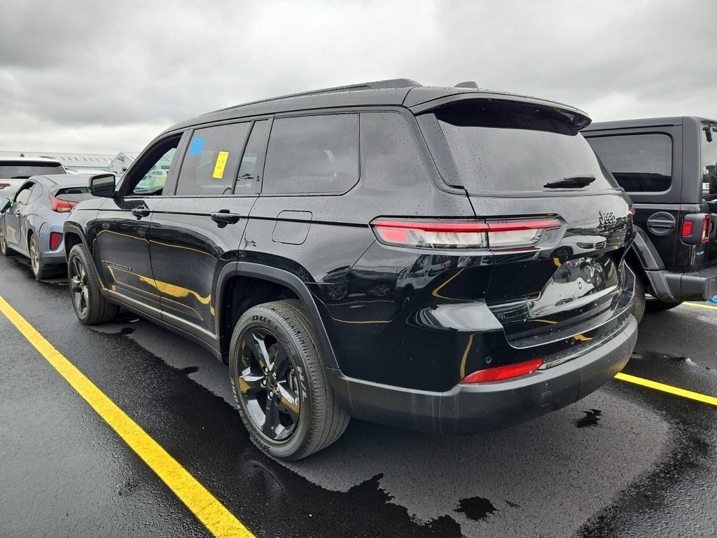 2023 Jeep Grand Cherokee Laredo Altitude photo 2
