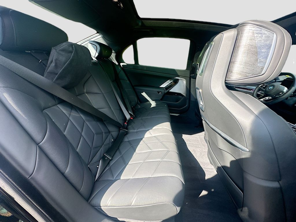 2025 BMW i7 60 - Photo 30