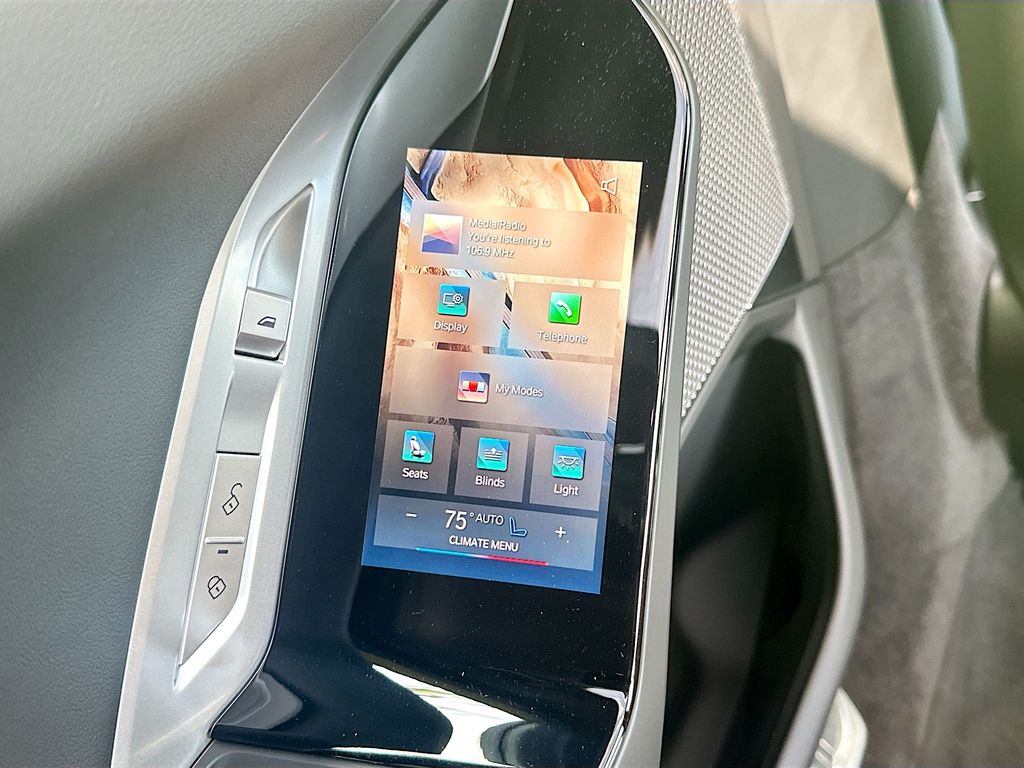 2025 BMW i7 60 - Photo 27