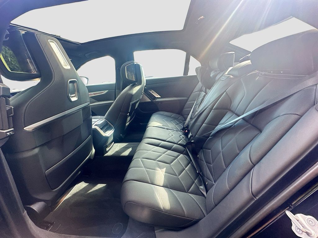2025 BMW i7 60 - Photo 26
