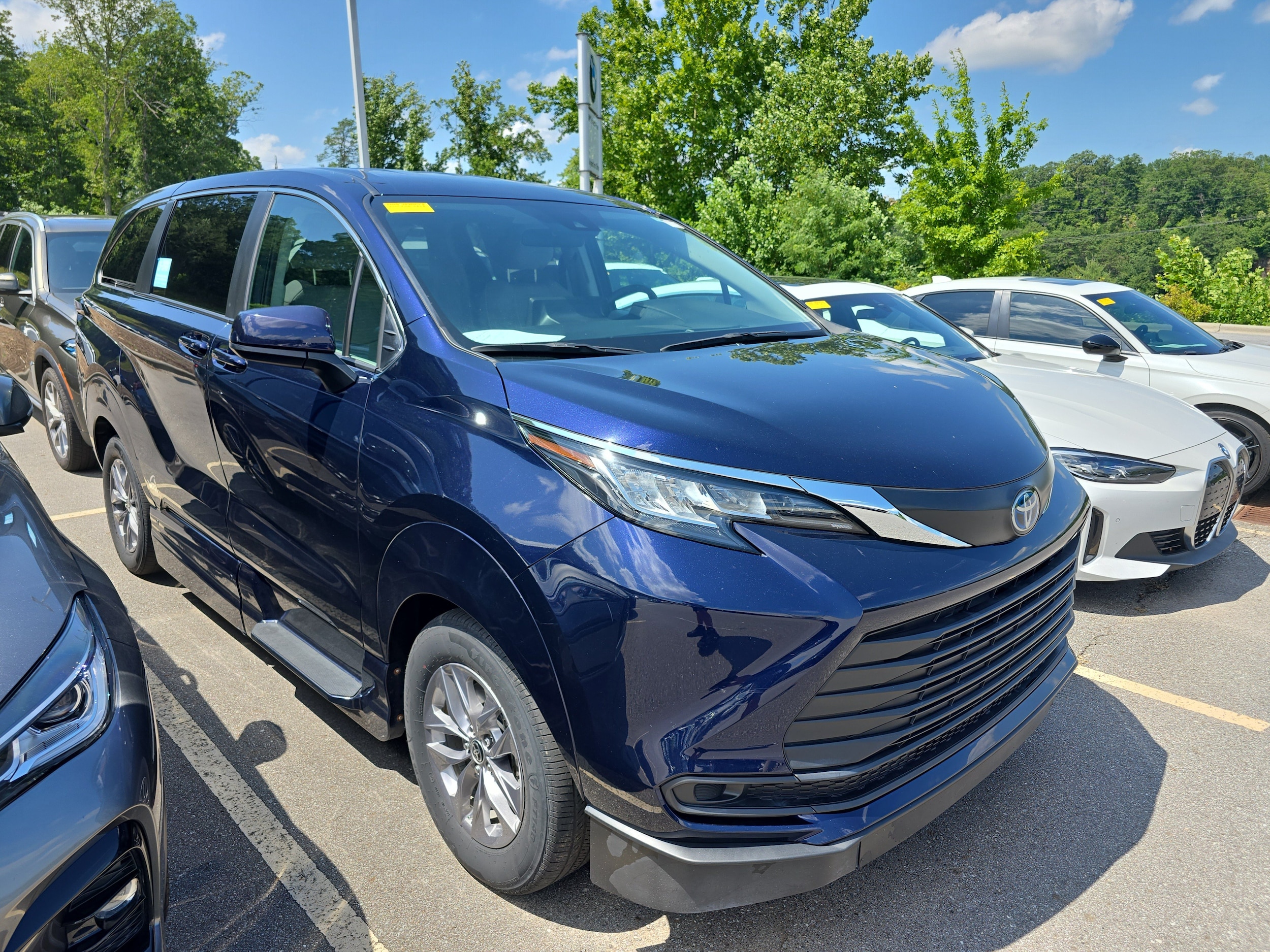 2022 Toyota Sienna LE 8-Passenger Hybrid AWD's photo