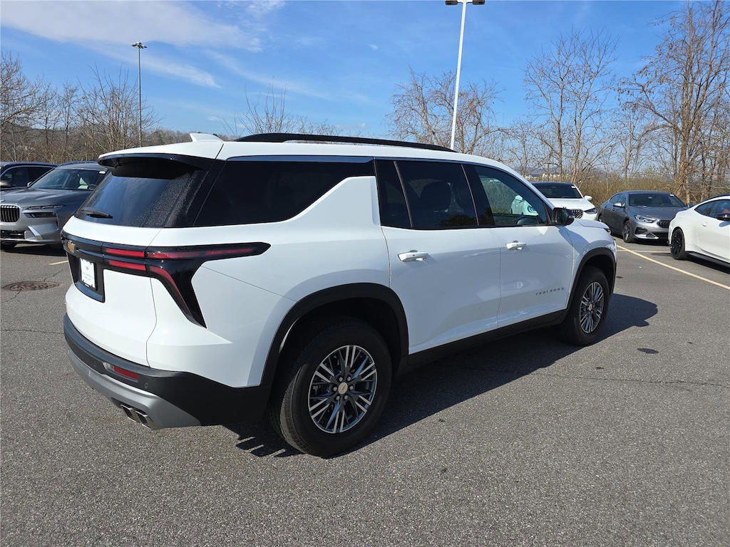 Used 2025 Chevrolet Traverse LT SUV