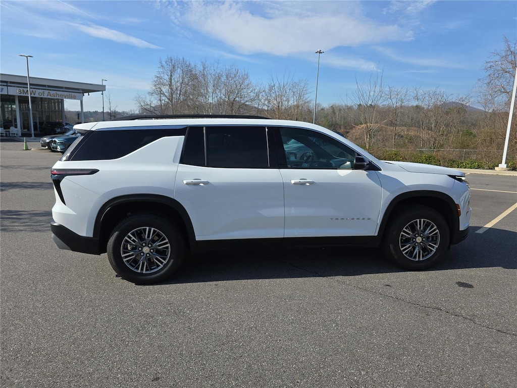 Used 2025 Chevrolet Traverse LT SUV
