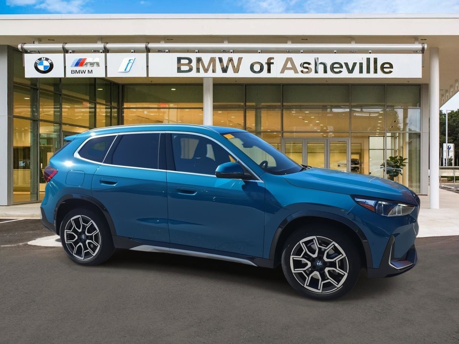 2025 BMW X1 28i's photo