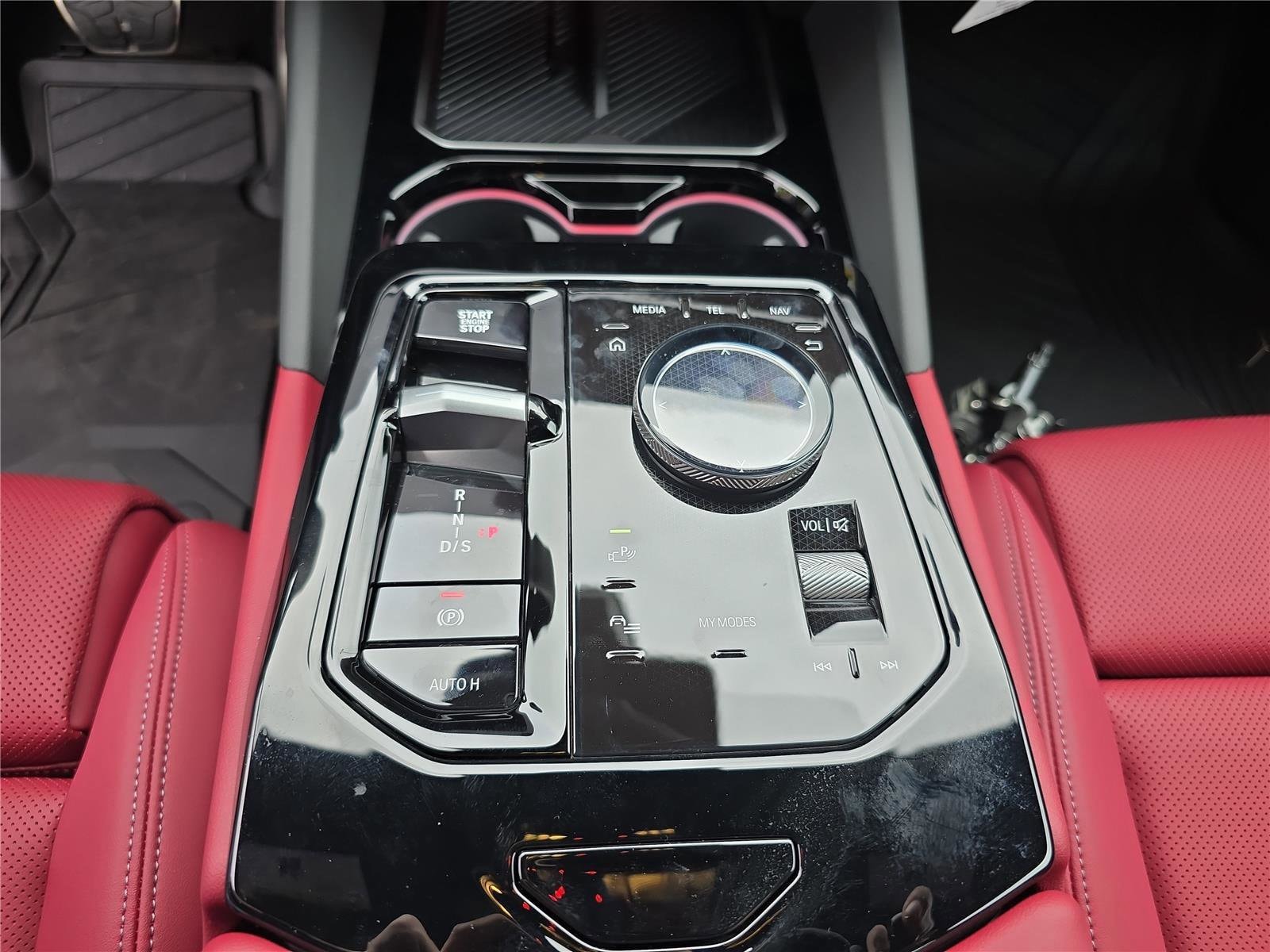 2026 BMW 5 Series 550e - Photo 31