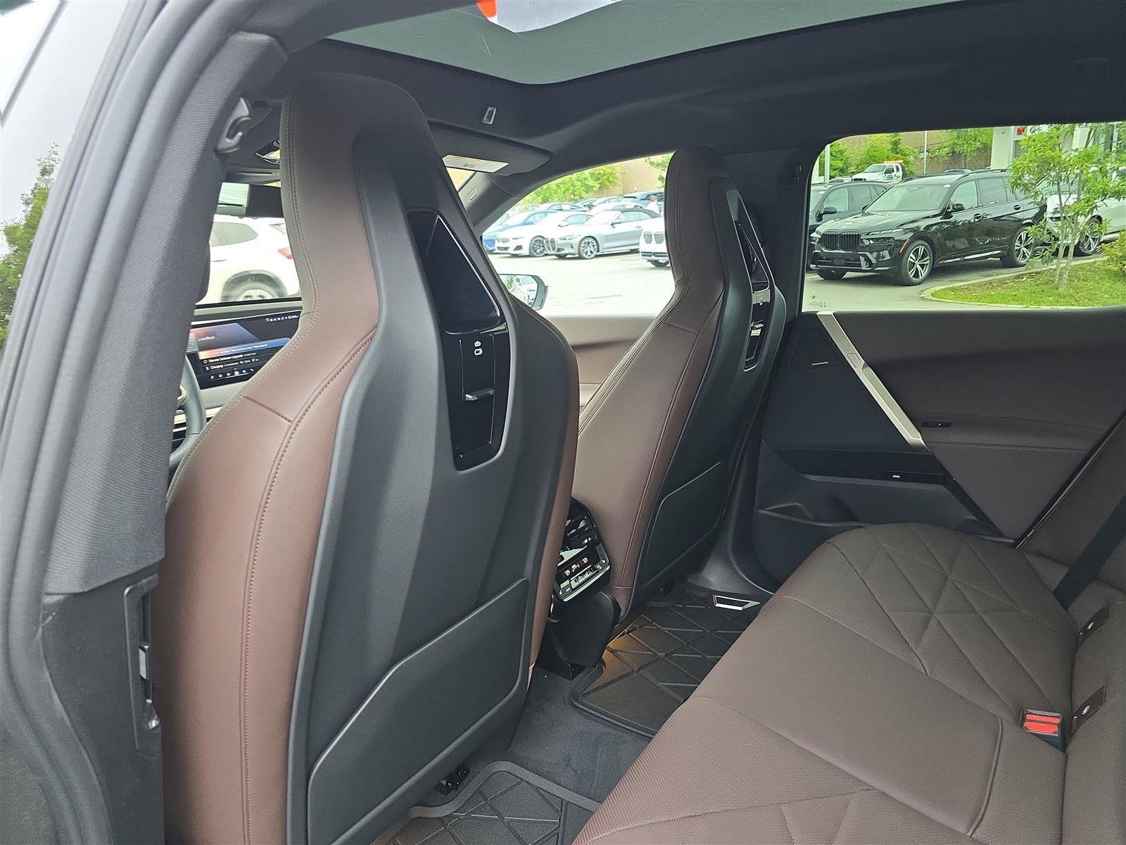 2026 BMW iX 45 - Photo 18