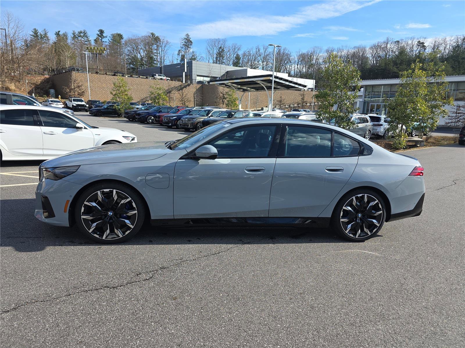 2026 BMW 5 Series 550e - Photo 7