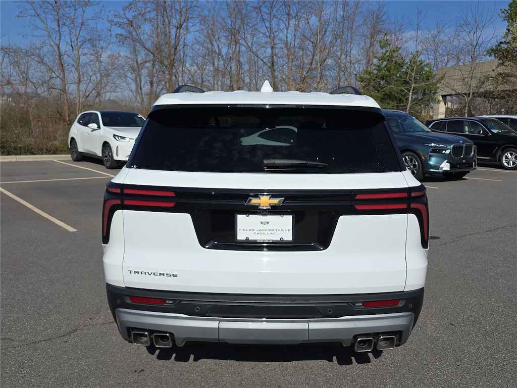 Used 2025 Chevrolet Traverse LT SUV