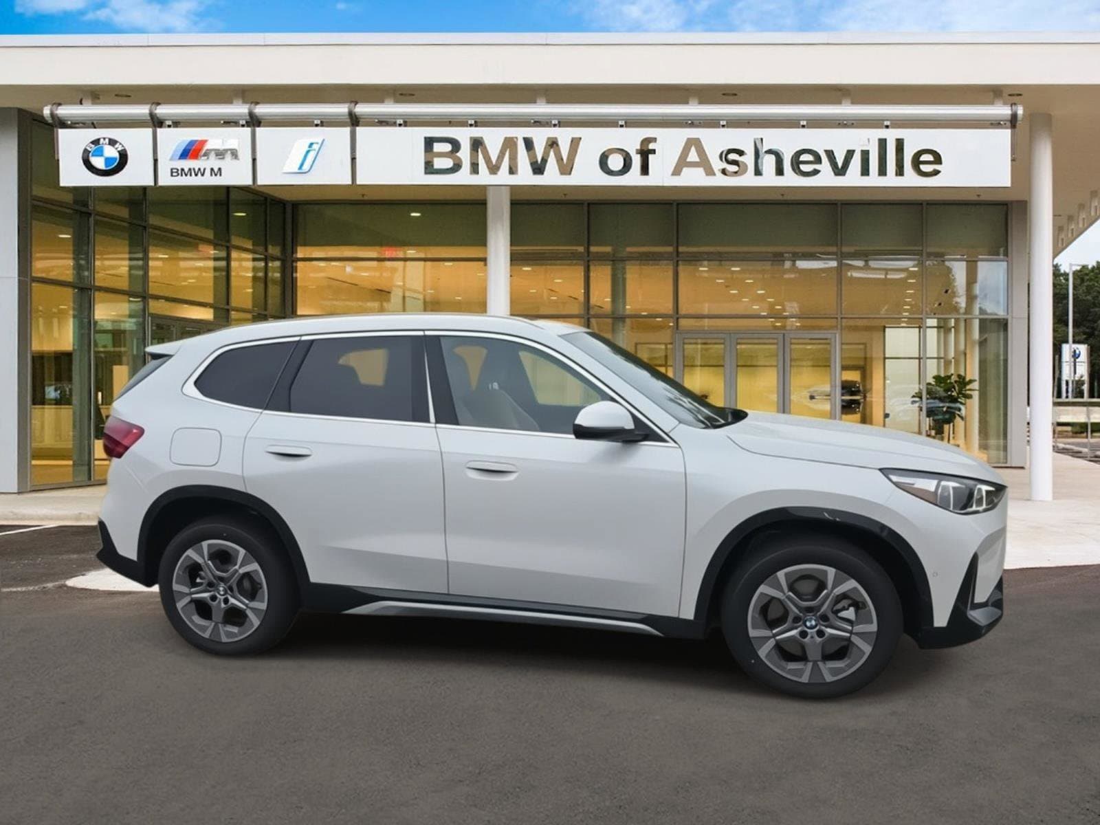 2025 BMW X1 28i's photo