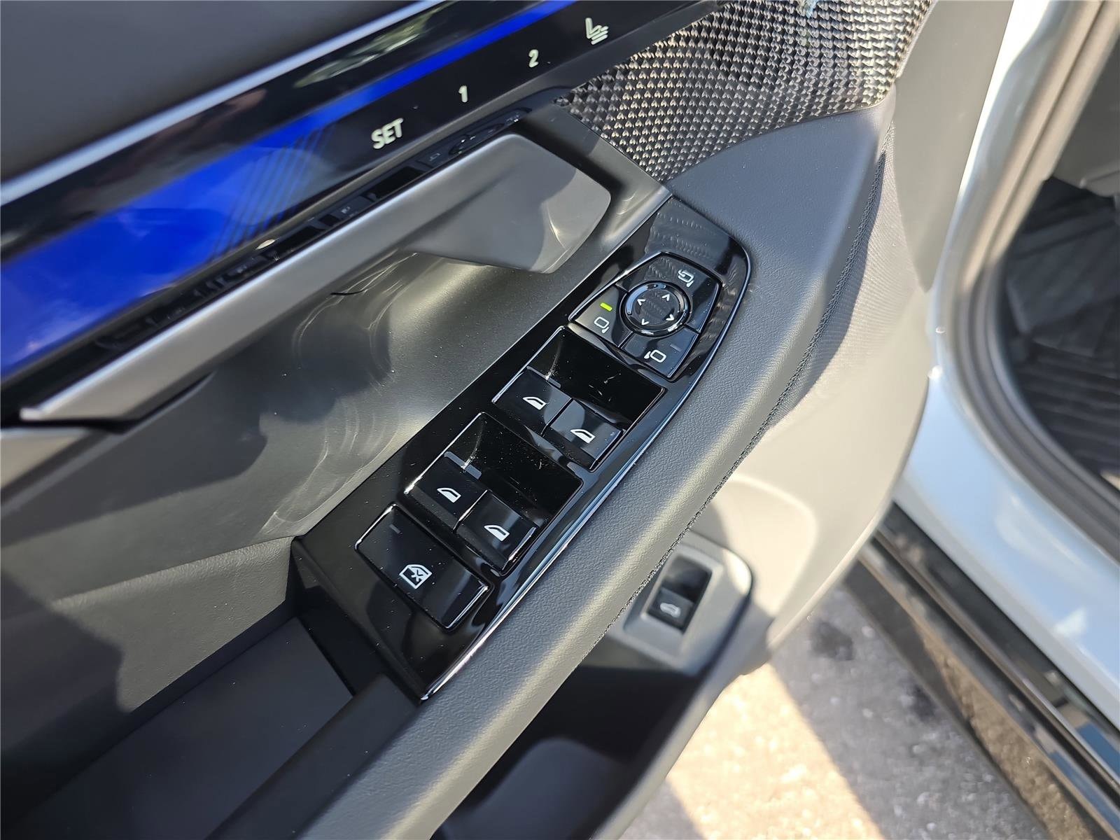 2026 BMW 5 Series 550e - Photo 20