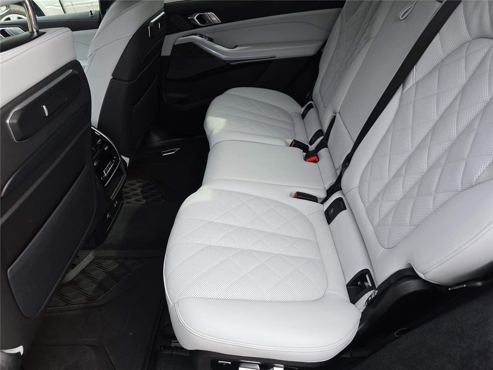 2026 BMW X7 40i - Photo 16