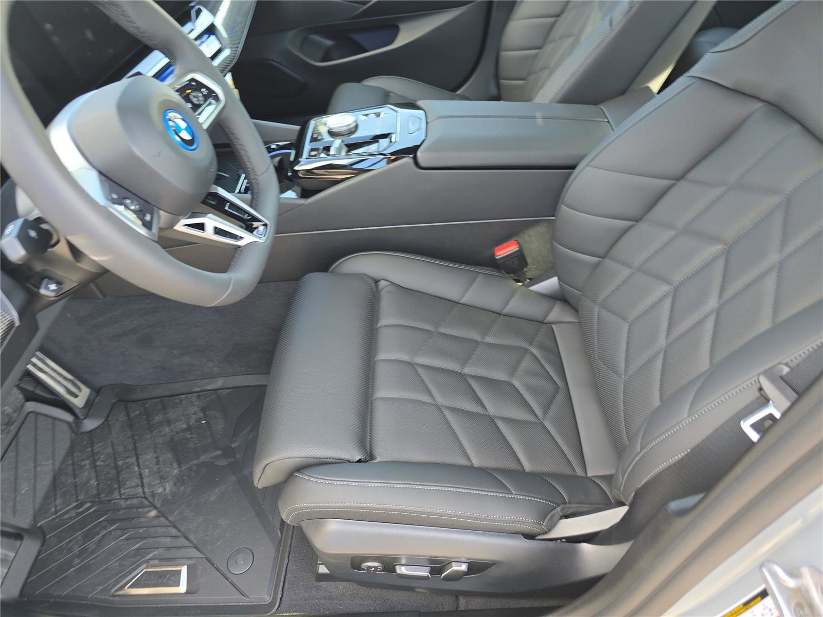 2026 BMW 5 Series 550e - Photo 22