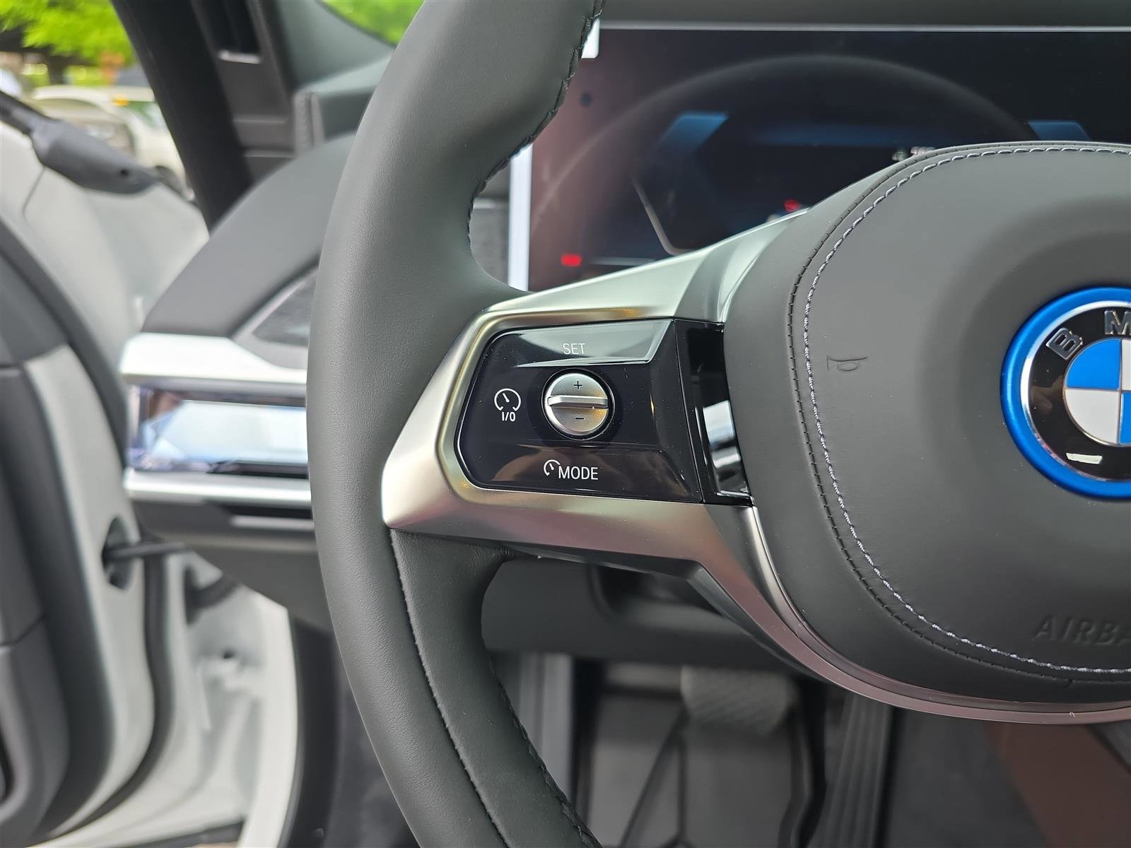 2025 BMW i7 50 - Photo 35