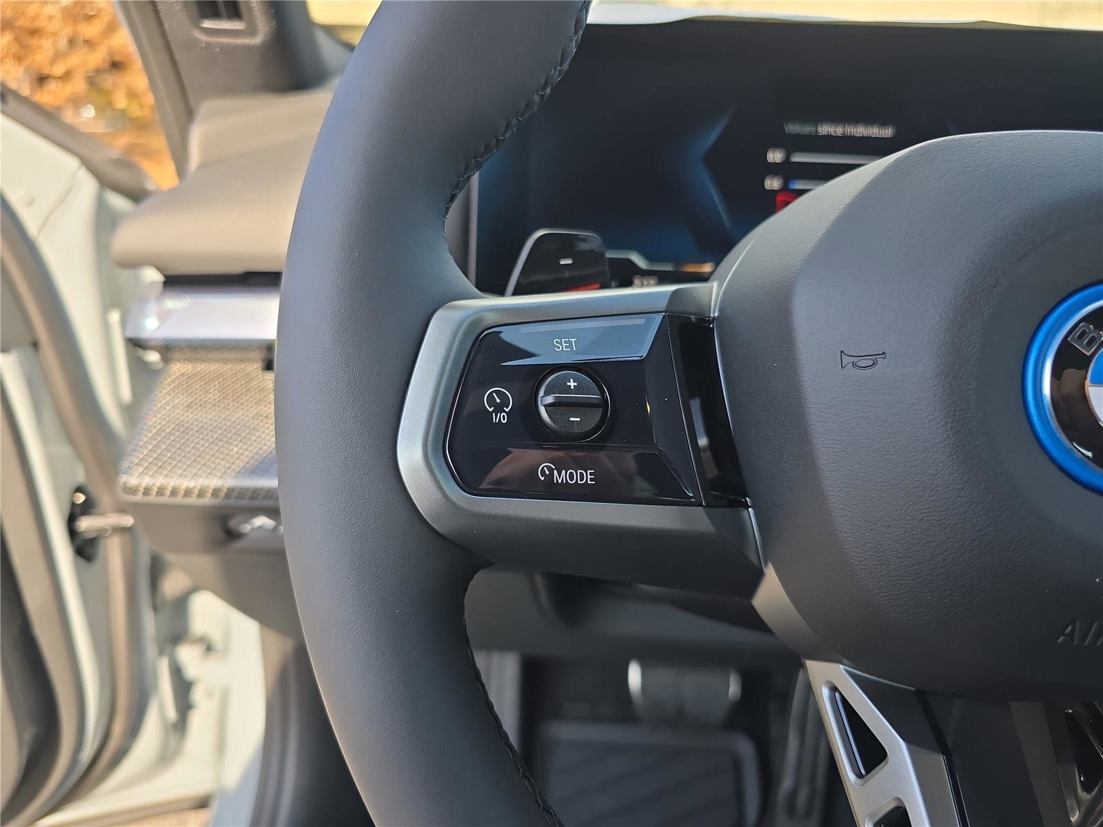 2026 BMW 5 Series 550e - Photo 32