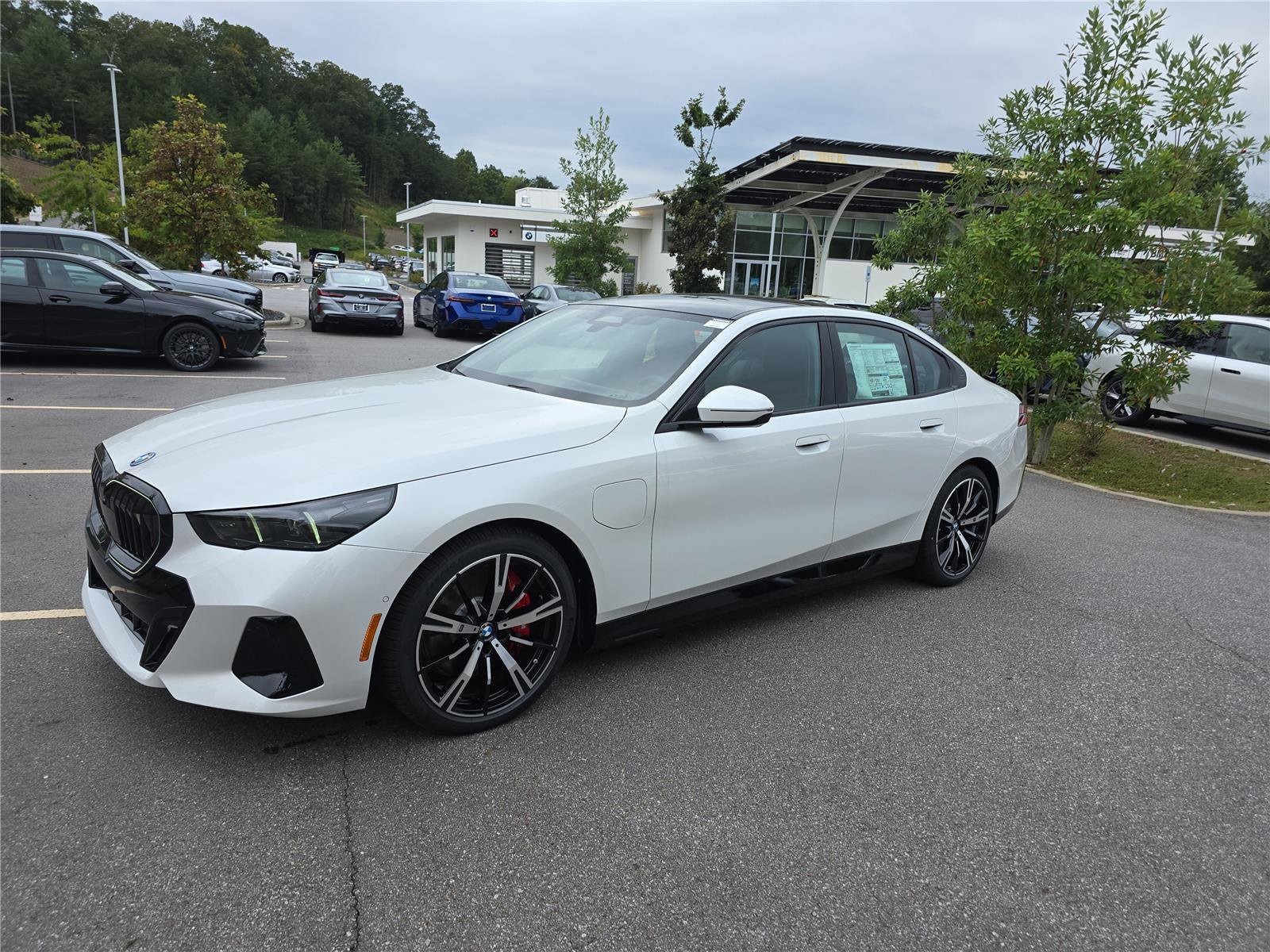 2026 BMW 5 Series 550e - Photo 9
