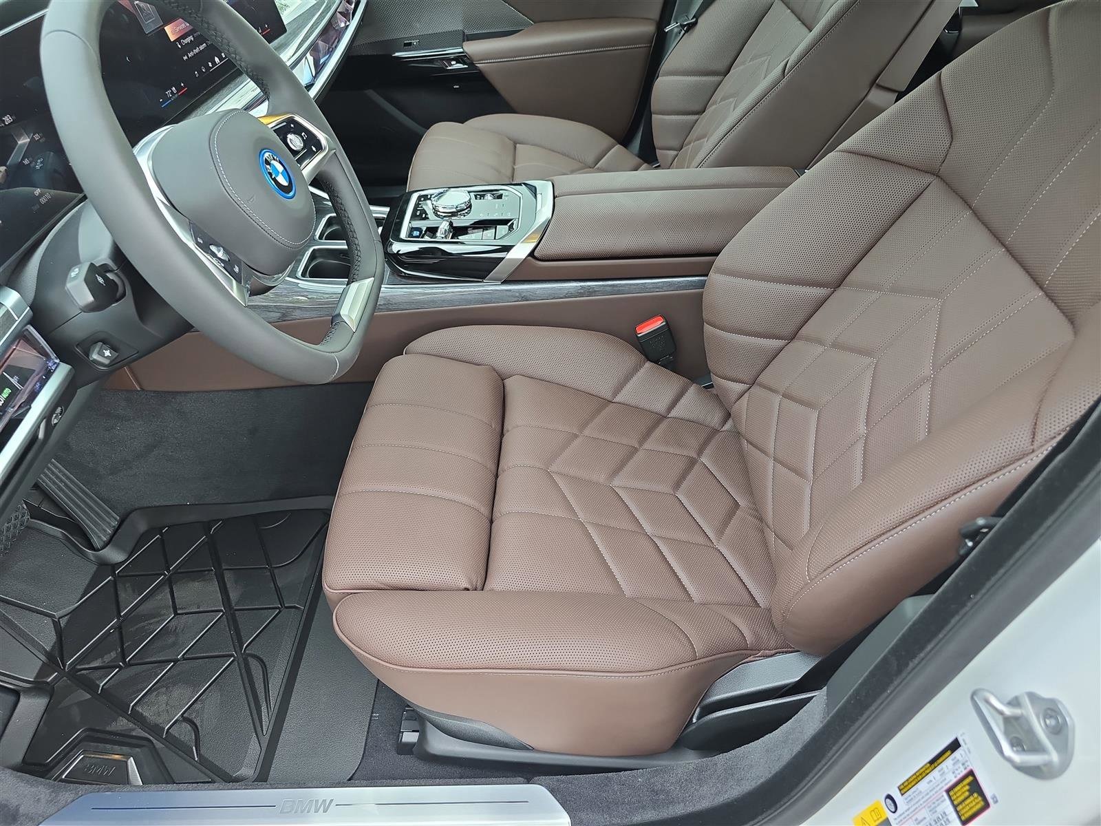 2025 BMW i7 50 - Photo 24