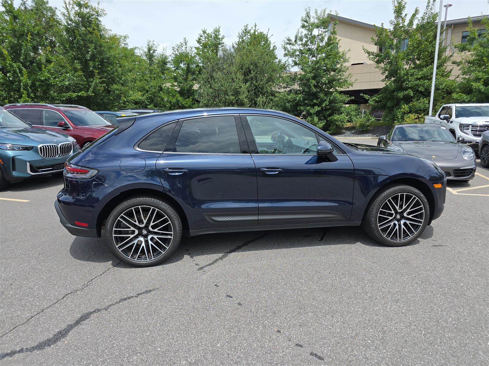 2023 Porsche Macan T photo 2