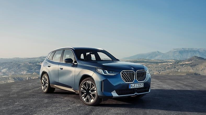 2025-bmw-x3-posed.jpg