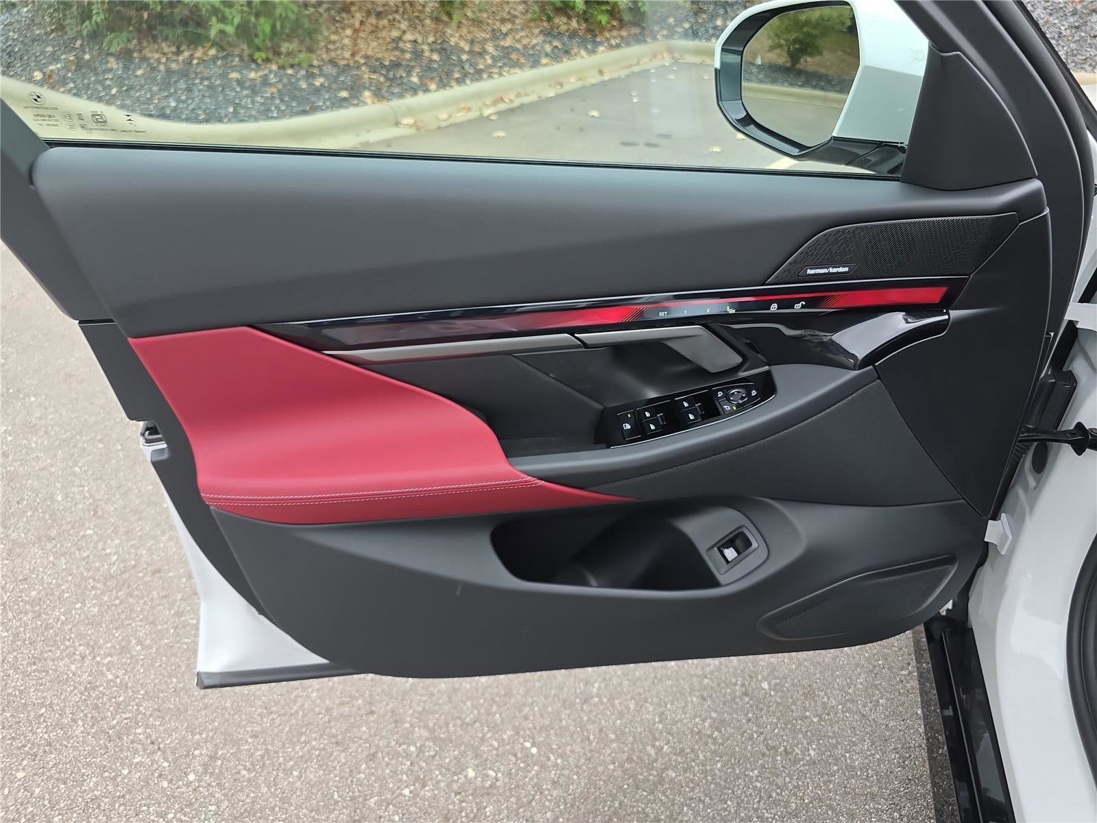 2026 BMW 5 Series 550e - Photo 20