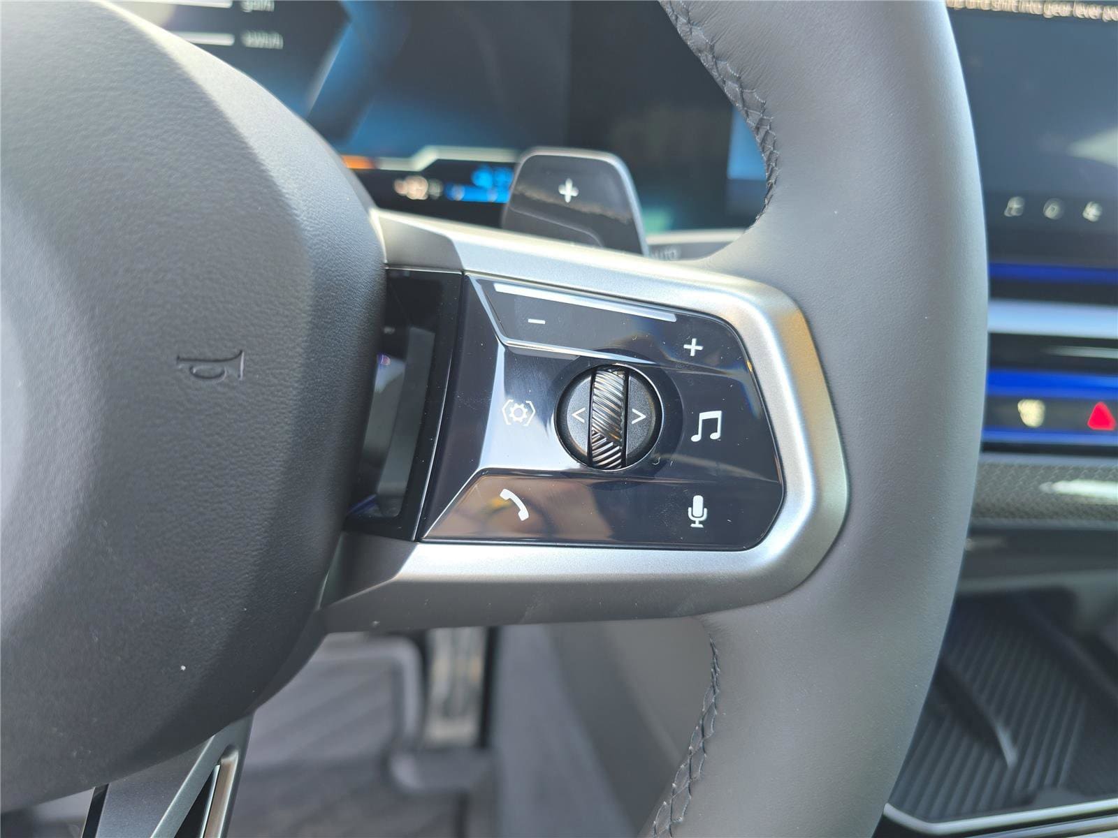 2026 BMW 5 Series 550e - Photo 30