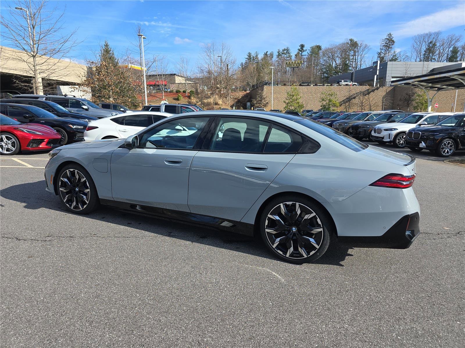 2026 BMW 5 Series 550e - Photo 6